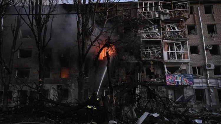 यूक्रेन में तबाही: रूस की मिसाइलों से इमारतें जलीं, दर्जनों की मौत!