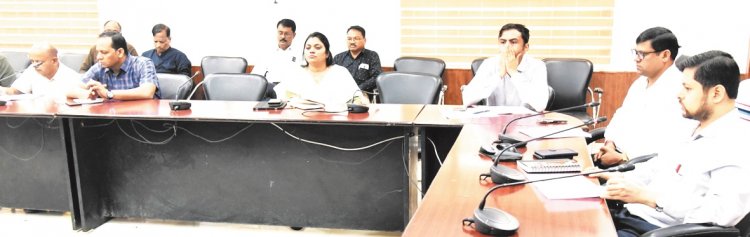 कलेक्टर ने छठ पर्व, पीएम आवास एवं राज्योत्सव के संबंध में ली अफसरों की बैठक