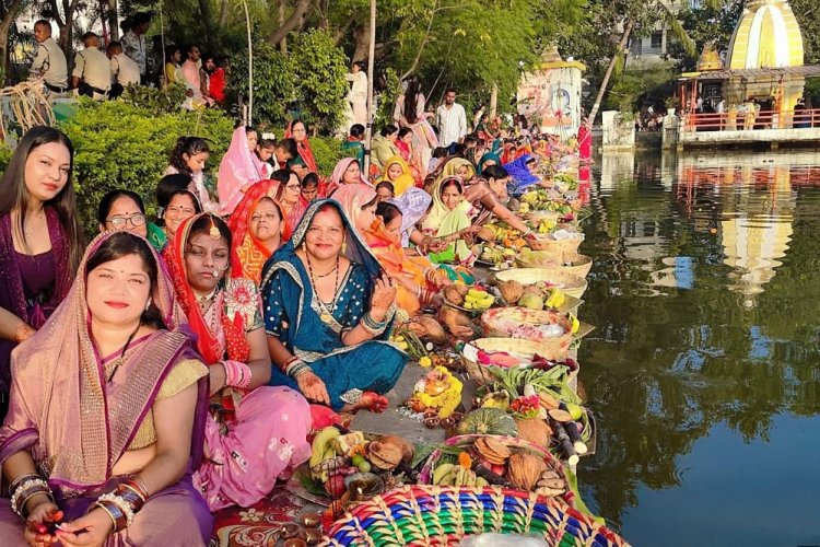 लोक आस्‍था के पर्व छठ पर महिलाओं ने अस्‍ताचलगामी सूर्य को दिया अर्घ्‍य, आमातालाब छठ घाट पर उमड़े श्रद्धालु