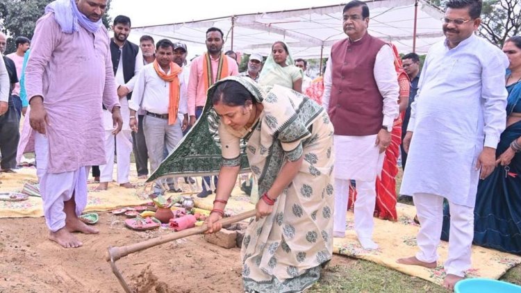 रायपुर : मंत्री श्रीमती लक्ष्मी राजवाड़े के प्रयासों से ग्रामीणों की मांग हुई पूरी