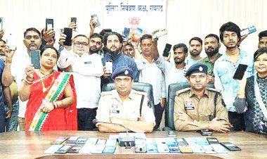 54 गुम मोबाइल एसपी ने मालिकों को लौटाए