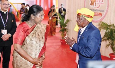 बसन्त पण्डो से मिलकर जाना कुशलक्षेम, शॉल भेंट कर किया सम्मान