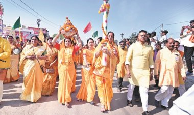 गायत्री महायज्ञ कलश यात्रा में शामिल हुए नपा अध्यक्ष