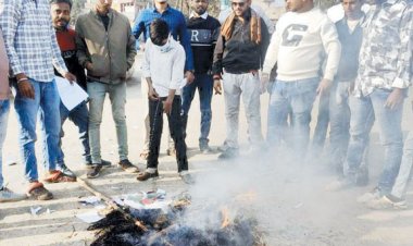 बांग्लादेश में हिंदुओं पर अत्याचार के विरोध में विहिप-बजरंग दल का प्रदर्शन, पुतला फूंका