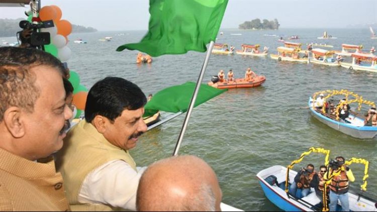 मुख्यमंत्री डॉ. मोहन यादव ने भोपाल के बोट क्लब पर शिकारा नाव का शुभारंभ किया।
