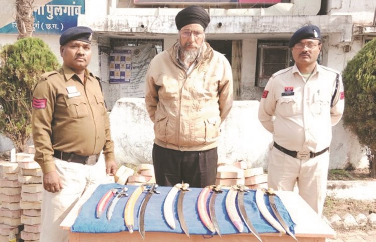 अवैध रूप से तलवारें रख कर बेचने वाला आरोपी गिरफ्तार