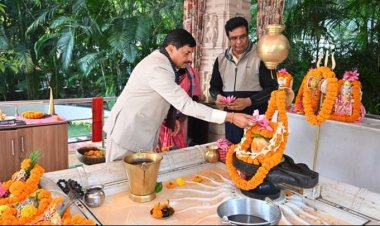 मुख्यमंत्री डॉ. मोहन यादव ने मेफेयर रिजॉर्ट में स्थित मंदिर में दर्शन कर पूजा अर्चना की।