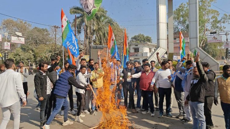 एनएसयूआई ने मोदी-योगी का पुतला फूंका