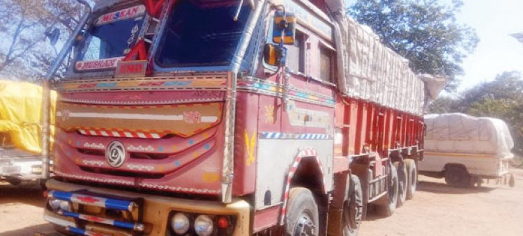 आधी रात अवैध कबाड़  लदा ट्रक पकड़ाया