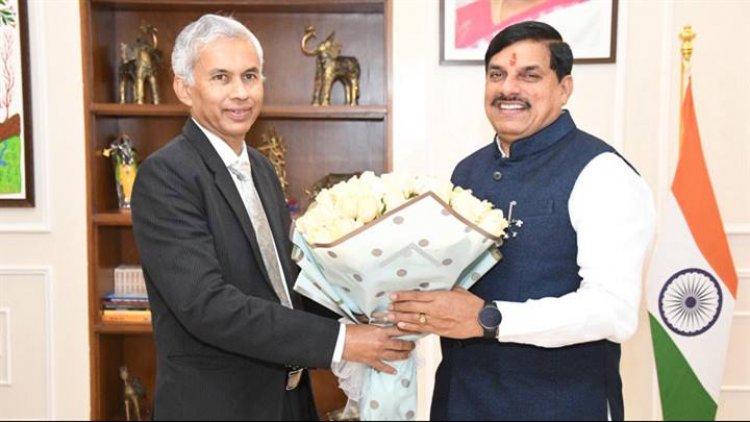 मुख्यमंत्री डॉ. मोहन यादव को मुख्य सचिव श्री अनुराग जैन ने समत्व भवन (मुख्यमंत्री निवास) में वर्ल्ड इकोनॉमिक फोरम की सफल यात्रा के लिए पुष्प-गुच्छ भेंट कर बधाई दी।