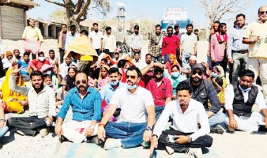 एनएच 343 पर ग्रामीणों का चक्काजाम, आश्वासन पर माने