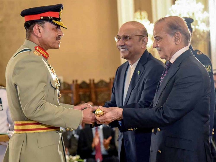 ‘आसिम मुनीर नहीं हैं मेरे बॉस’, पाकिस्तान में सरकार में सेना के दखल पर रक्षा मंत्री की दो टूक